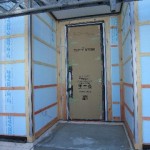 玄関ドア設置工事中