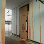 玄関ドア設置工事中