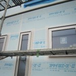 サッシ取付工事中