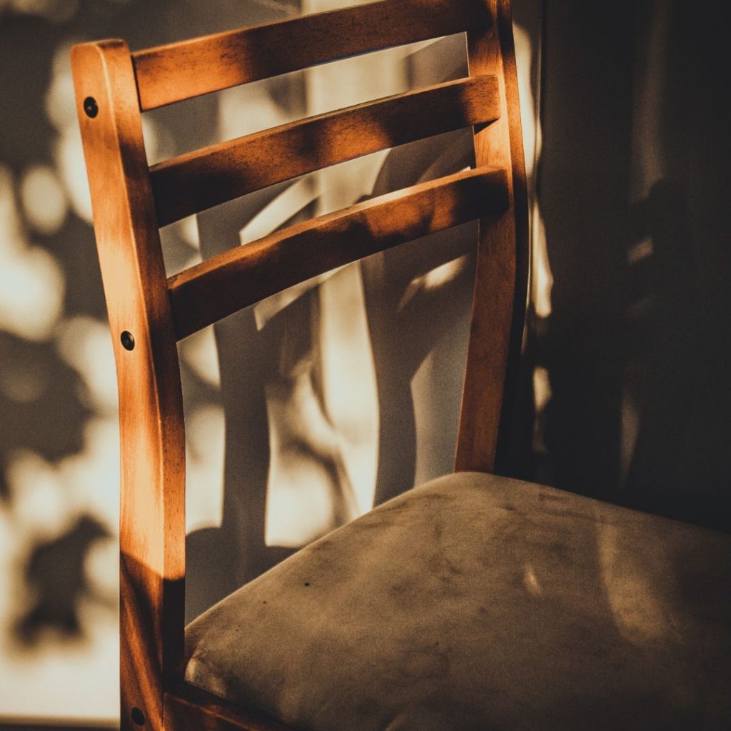 部屋の中で、なぜか座る場所が決まってしまう。